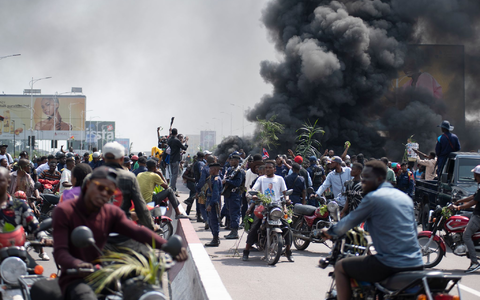 Demonstranten haben mehrere Botschaften angegriffen. - Foto: Samy Ntumba Shambuyi/AP/dpa