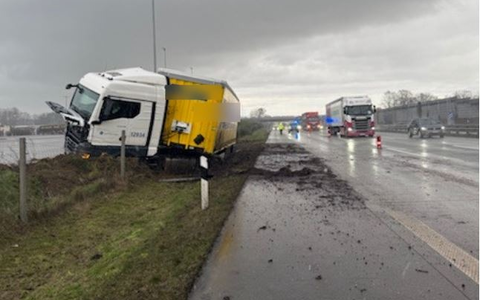 POL-ROW: ++ Rauchentwicklung in Rotenburger Schule: Technischer Defekt ++ Sattelzug-Unfall auf der A1 bei Sittensen ++ - Foto: presseportal.de