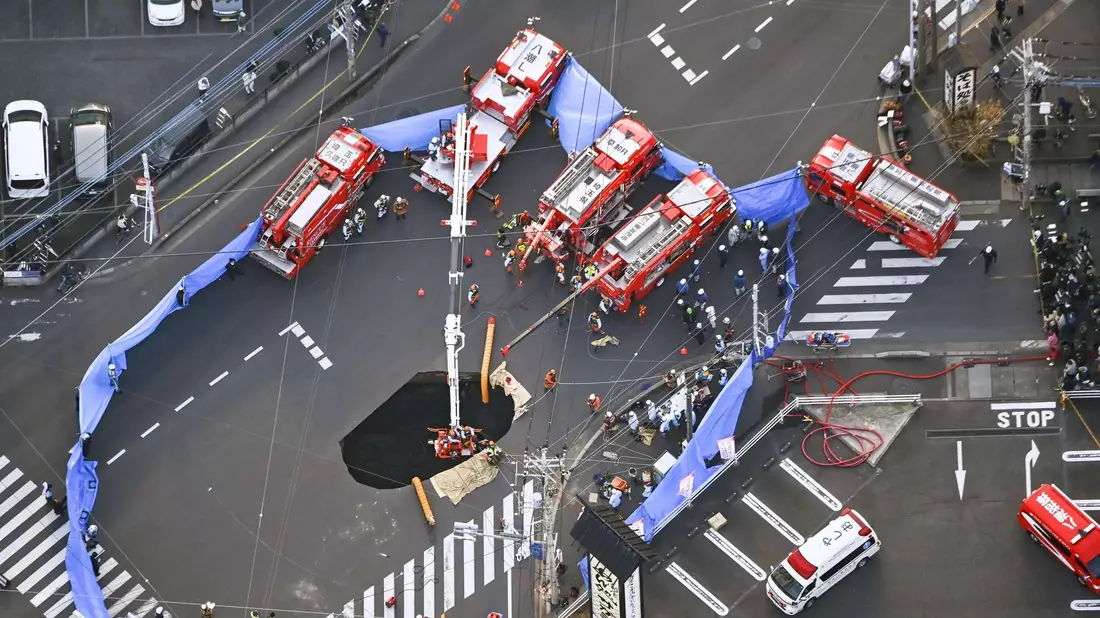 Rettungskräfte holten einen Mann aus diesem Erdloch in Japan. - Bild: -/kyodo/dpa