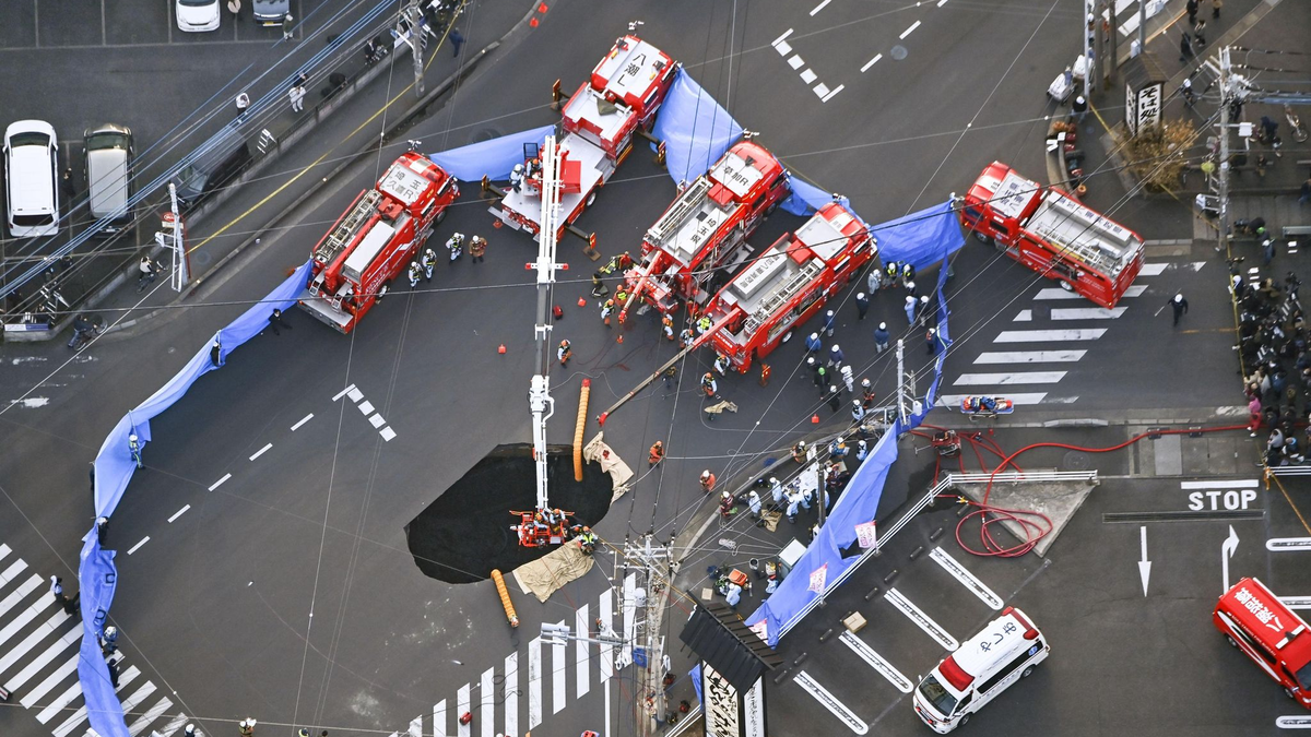Rettungskräfte holten einen Mann aus diesem Erdloch in Japan. - Foto: -/kyodo/dpa