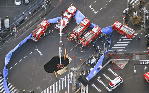Rettungskräfte holten einen Mann aus diesem Erdloch in Japan. - Foto: -/kyodo/dpa