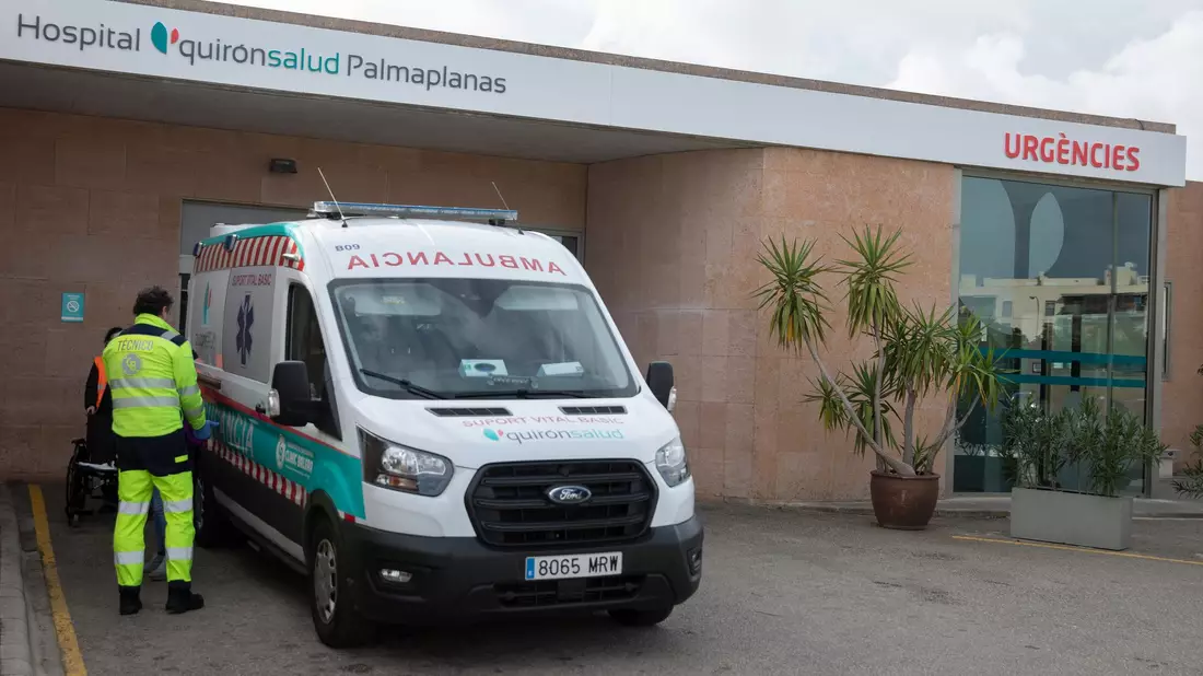 Im Krankenhaus Quironsalud Palmaplanas in Palma wird ein Teil der verletzten Sportler behandelt. - Bild: Clara Margais/dpa