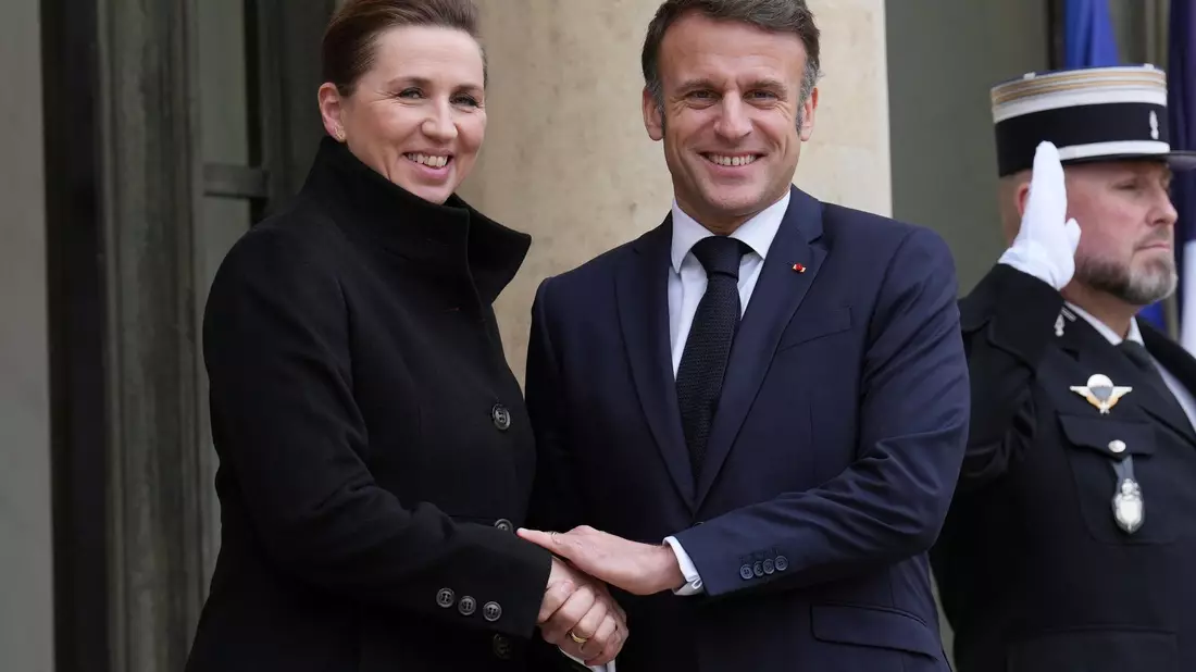 Nach Scholz besuchte Frederiksen auch Emmanuel Macron. - Bild: Aurelien Morissard/AP/dpa