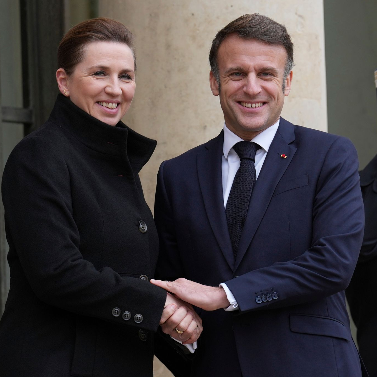 Nach Scholz besuchte Frederiksen auch Emmanuel Macron. - Foto: Aurelien Morissard/AP/dpa