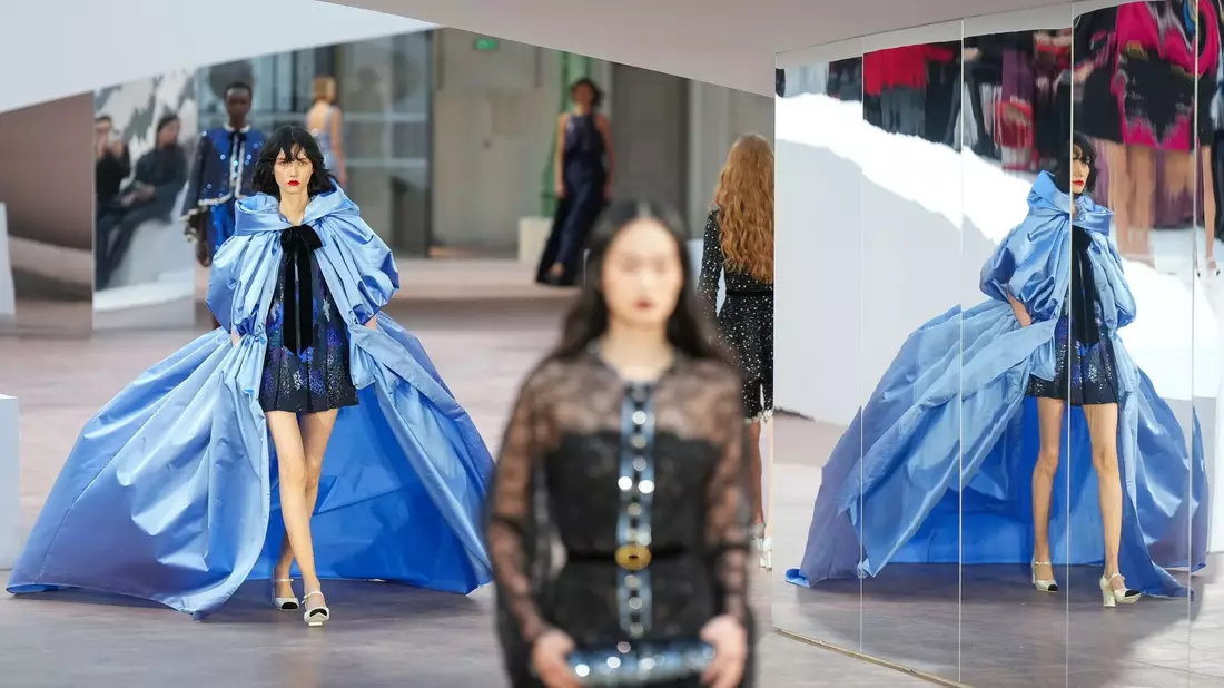 Die Haute-Couture-Kollektion spielte mit vielen Referenzen auf die Geschichte Chanels an.  - Bild: Lewis Joly/AP/dpa