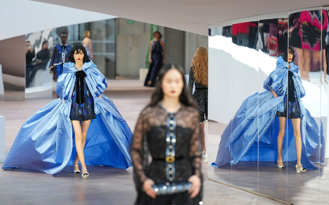 Die Haute-Couture-Kollektion spielte mit vielen Referenzen auf die Geschichte Chanels an.  - Foto: Lewis Joly/AP/dpa