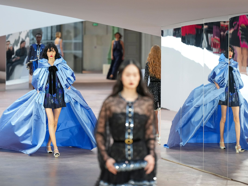 Die Haute-Couture-Kollektion spielte mit vielen Referenzen auf die Geschichte Chanels an.  - Foto: Lewis Joly/AP/dpa