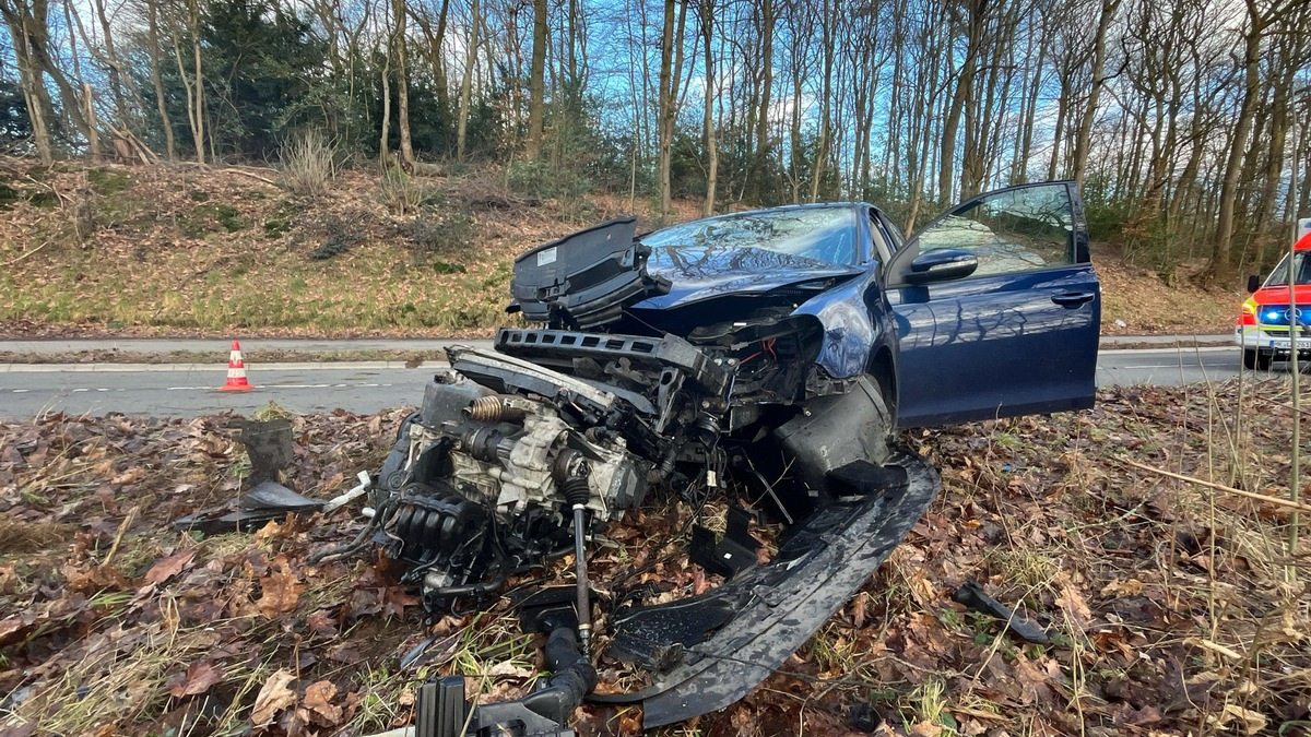 POL-GM: Nach Ausweichmanöver mit Baum kollidiert - Zeugen gesucht - Foto: presseportal.de