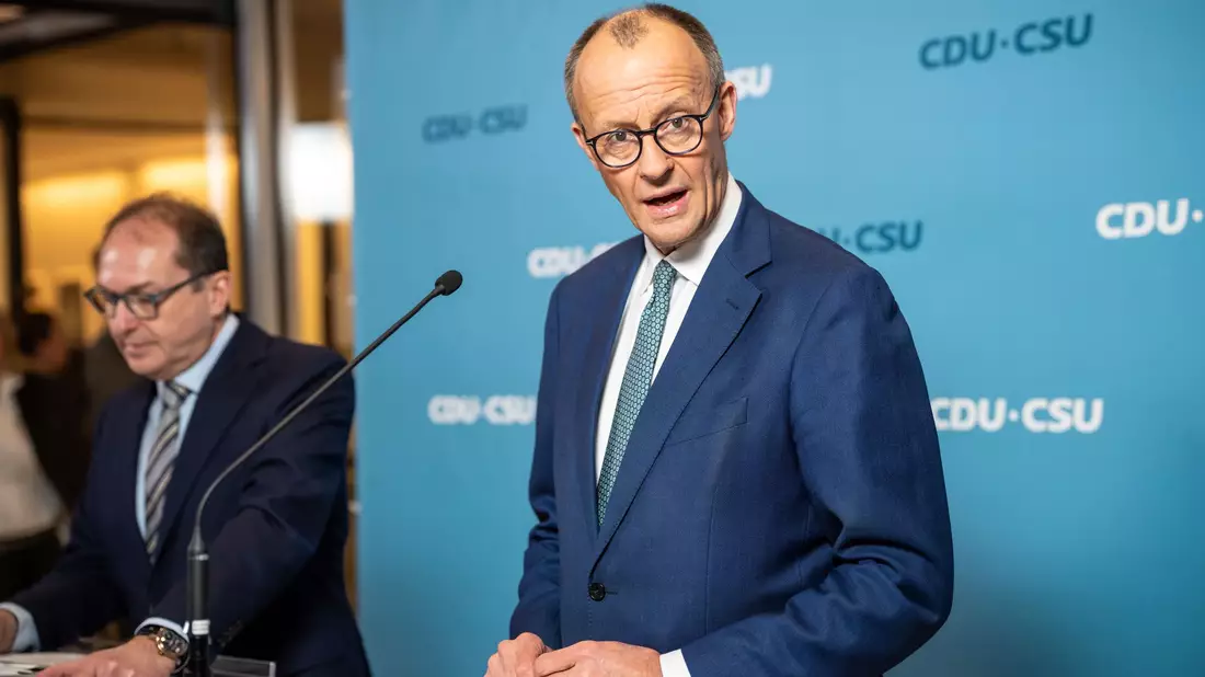 Die Union möchte sich zu aktuellen Migrationsthemen mit zwei Anträgen und einem Gesetzentwurf im Bundestag positionieren.  - Bild: Michael Kappeler/dpa