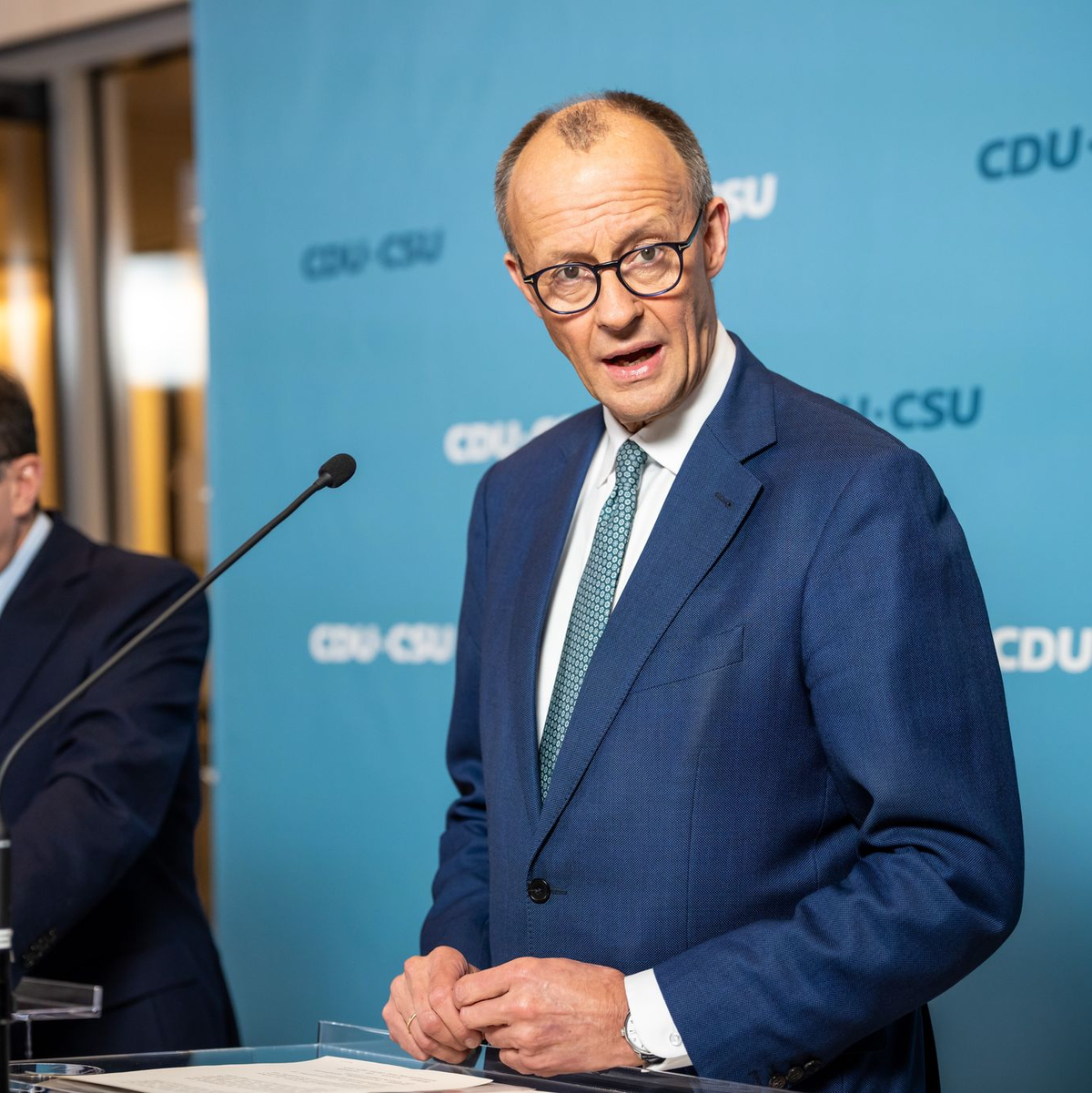 Die Union möchte sich zu aktuellen Migrationsthemen mit zwei Anträgen und einem Gesetzentwurf im Bundestag positionieren.  - Foto: Michael Kappeler/dpa