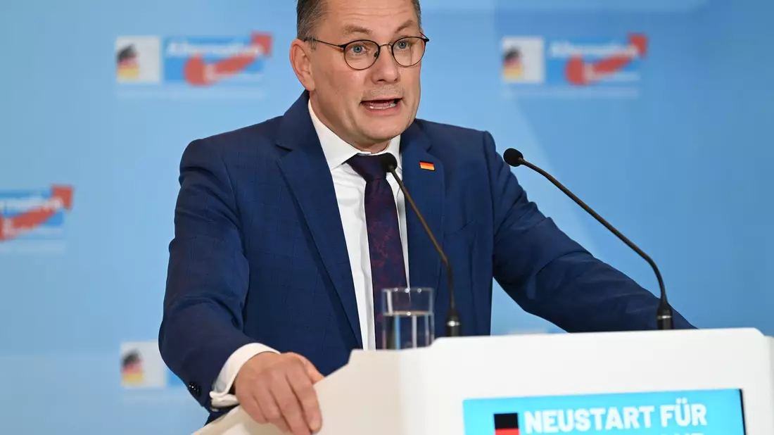AfD-Fraktionschef Tino Chrupalla sagt, die Union stelle jetzt Forderungen, die die AfD seit Jahren gestellt habe.  - Bild: Fariha Farooqui/dpa