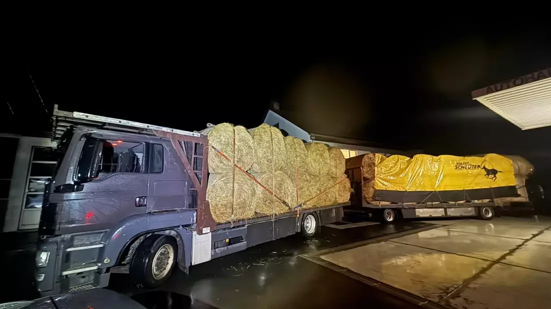 POL-LDK: ++Überladener Holztransporter - 1.050 Euro für vier Heuballen - Transporteur ohne gültige Fahrerlaubnis+Zeugen nach Unfallfluchten gesucht++ - Bild: presseportal.de