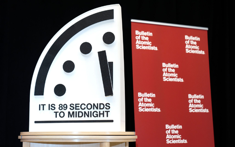 Der ehemalige kolumbianische Präsident und Friedensnobelpreisträger Juan Manuel Santos warnte vor verschiedenen existenziellen Bedrohungen. - Foto: Mark Schiefelbein/AP/dpa