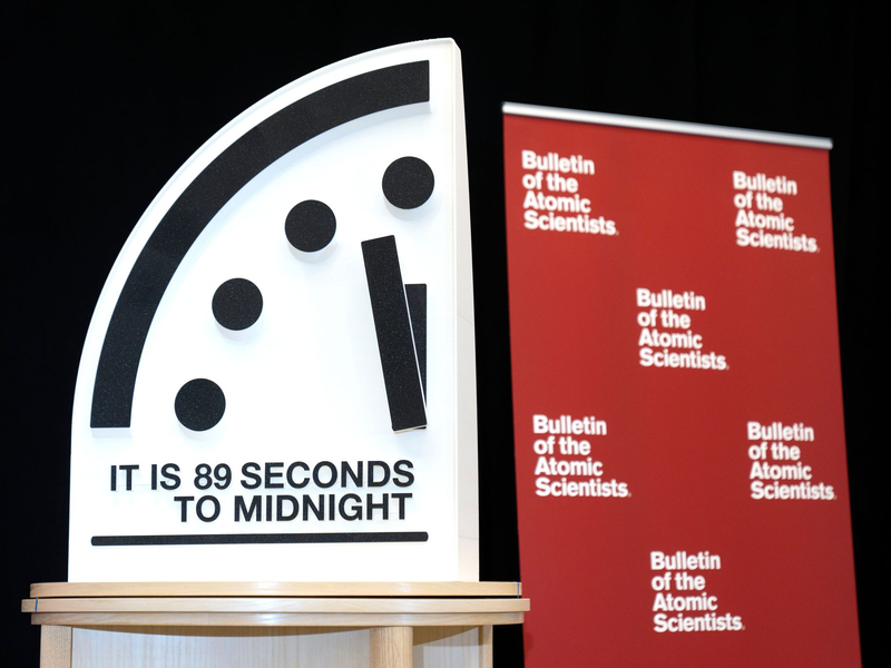 Der ehemalige kolumbianische Präsident und Friedensnobelpreisträger Juan Manuel Santos warnte vor verschiedenen existenziellen Bedrohungen. - Foto: Mark Schiefelbein/AP/dpa