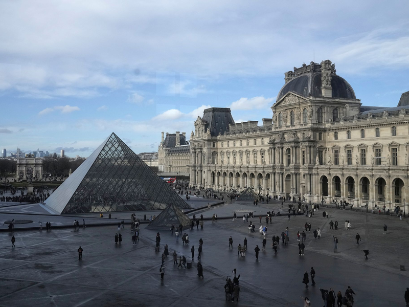Menschen stehen vor den Louvre Schlange. - Foto: Thibault Camus/AP/dpa
