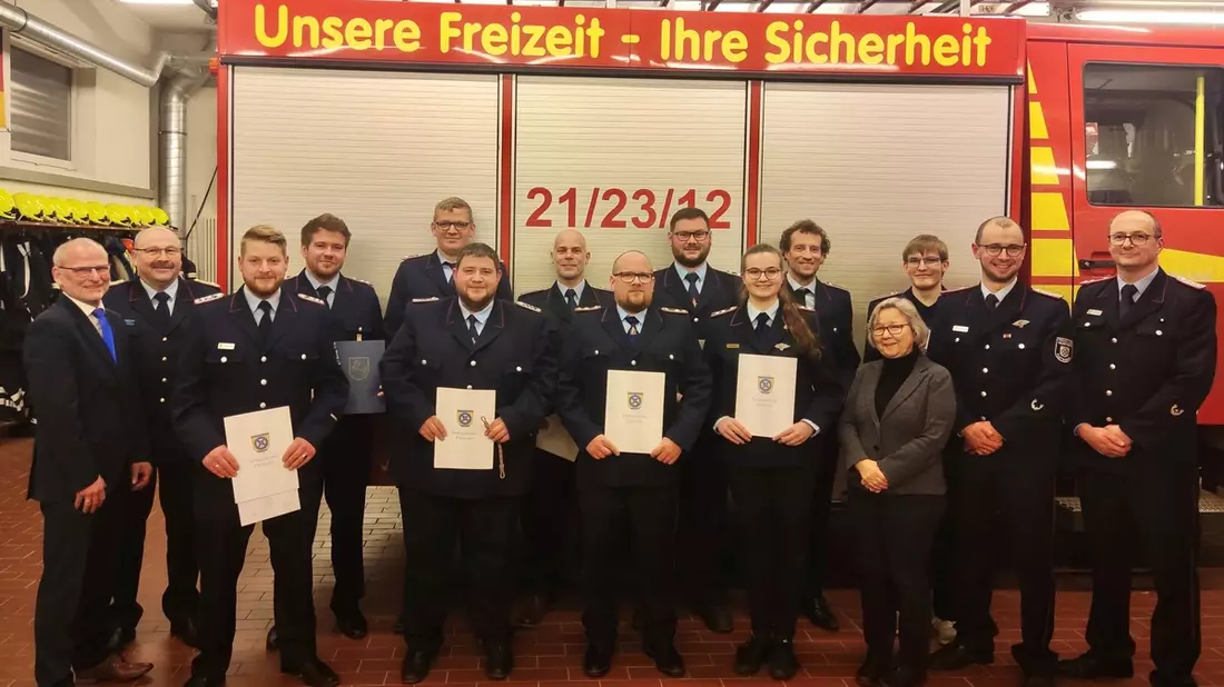 FW Flotwedel: Jahreshauptversammlung der Ortsfeuerwehr Wienhausen mit zahlreichen Beförderungen und Ehrungen - 4 Kameraden erhalten die Niedersächsische Rettungsmedaille - Bild: presseportal.de