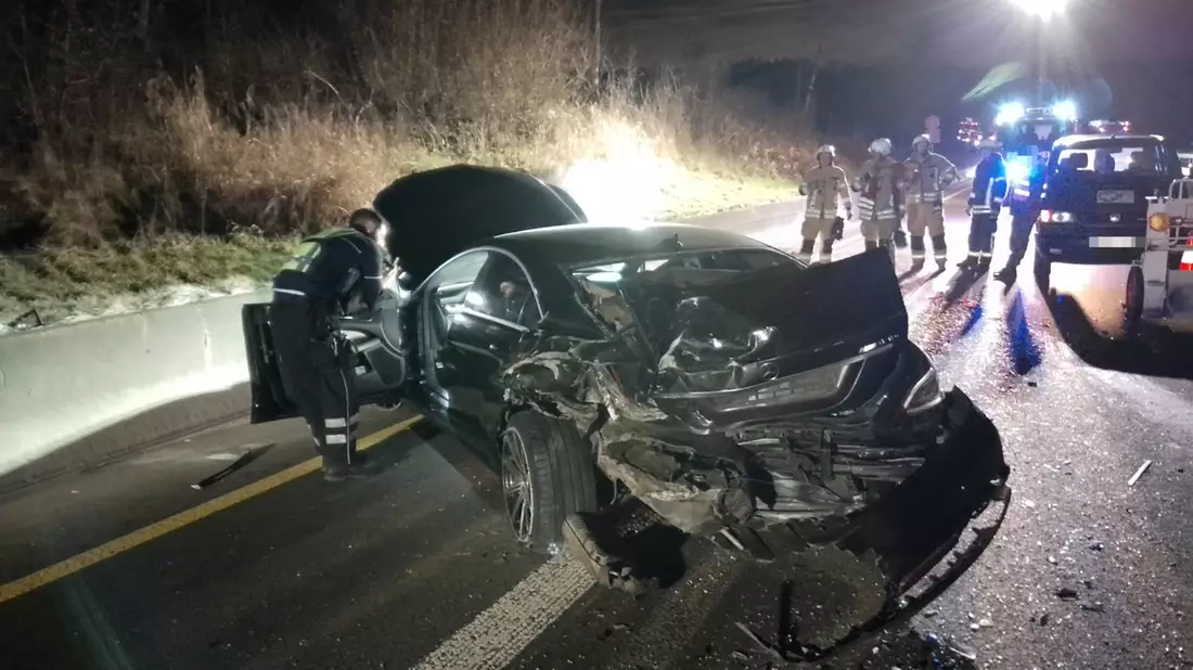 FW Burscheid: Stau sorgt für Verzögerung bei schweren Verkehrsunfall - Bild: presseportal.de