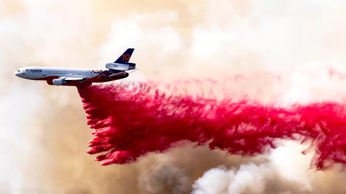 Die Brände wurden auch per Flugzeug bekämpft. (Archivbild) - Bild: Brian Cahn/ZUMA Press Wire/dpa