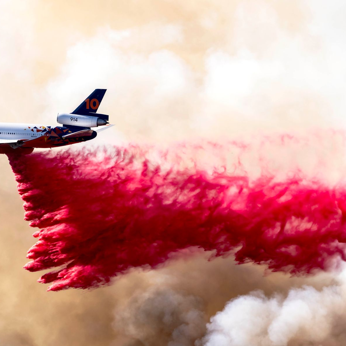 Die Brände wurden auch per Flugzeug bekämpft. (Archivbild) - Foto: Brian Cahn/ZUMA Press Wire/dpa