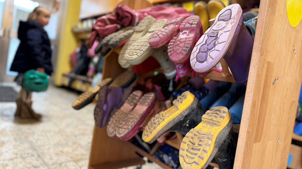 Eine typische Kita in Deutschland - auch hier ist das Betreuungsangebot wegen Personalmangels zeitweilig eingeschränkt. - Foto: Wolf von Dewitz/dpa