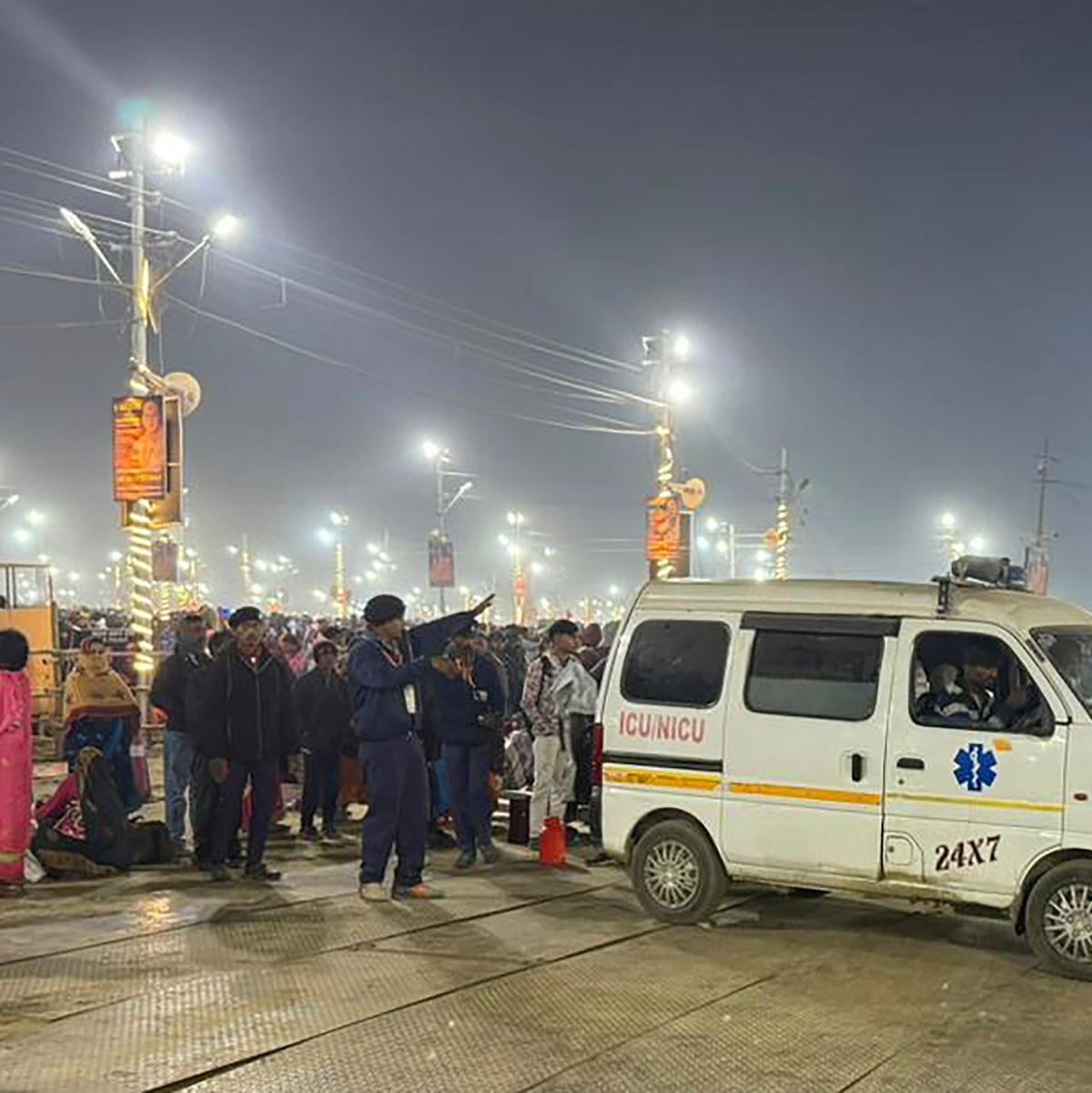 Die Pilger möchten sich durch das Bad von ihren Sünden befreien. - Foto: Rajesh Kumar Singh/AP/dpa