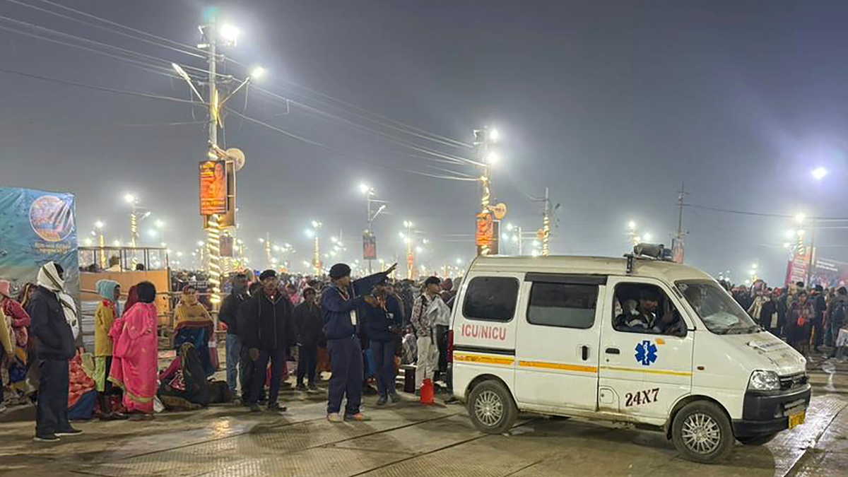 Ein Krankenwagen verlässt den Ort einer Massenpanik beim weltgrößten Pilgerfest in Indien. (Foto aktuell) - Foto: Rajesh Kumar Singh/AP/dpa