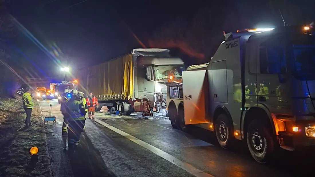 POL-OF: Folgenreicher Unfall zwischen zwei Sattelzügen - eine Person verletzt - Bild: presseportal.de
