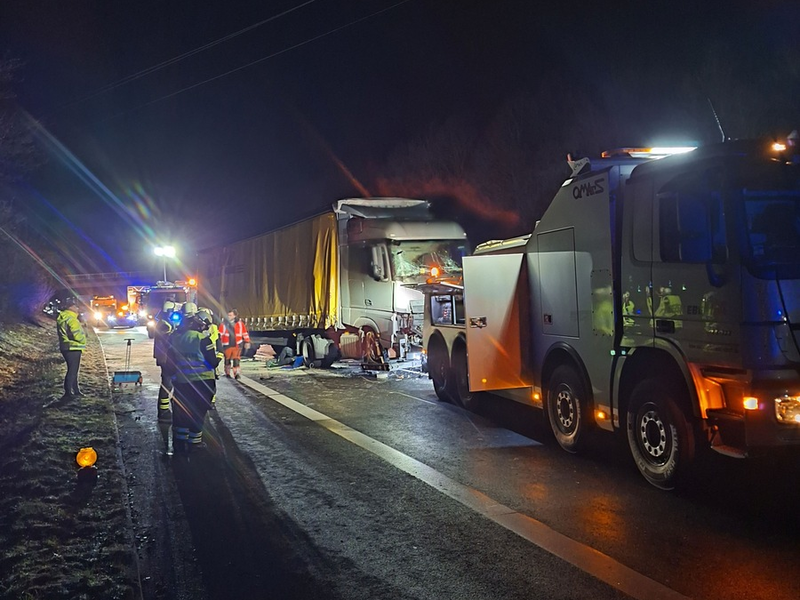 POL-OF: Folgenreicher Unfall zwischen zwei Sattelzügen - eine Person verletzt - Foto: presseportal.de