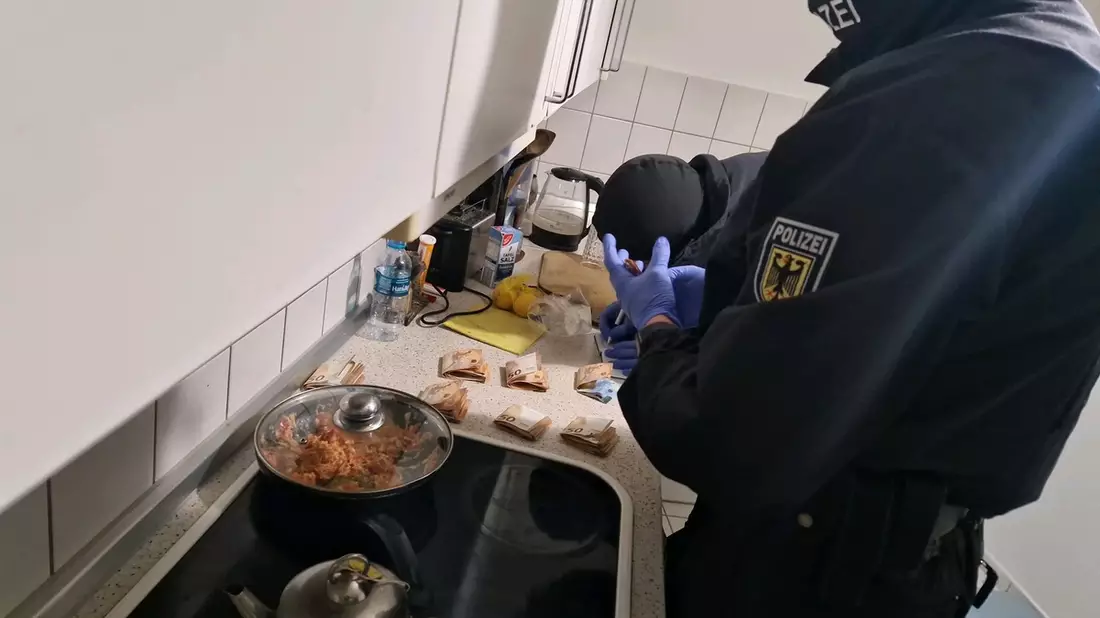 BPOLD-BBS: Schleusungskriminalität - Bundespolizei durchsucht mehrere Objekte in fünf Bundesländern - Bild: presseportal.de