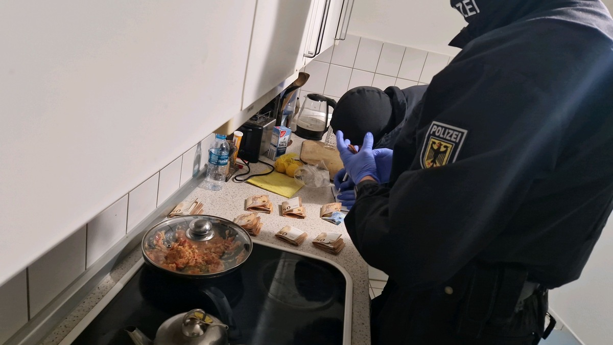 BPOLD-BBS: Schleusungskriminalität - Bundespolizei durchsucht mehrere Objekte in fünf Bundesländern - Foto: presseportal.de