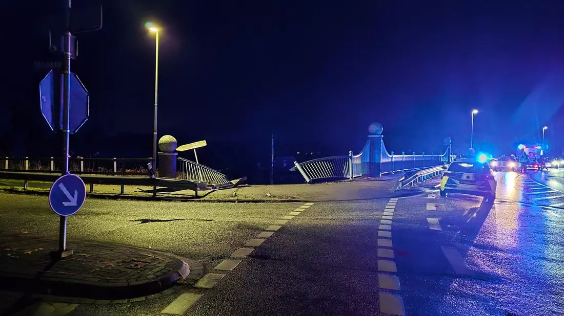 POL-COE: Coesfeld, Am Ächterott/ Brückengeländer und Mast beschädigt - Bild: presseportal.de