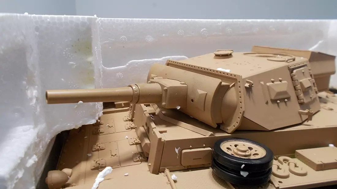 HZA-SI: Panzer sind kein Spielzeug - ZOLL entdeckt zwei Modellpanzer ohne CE-Kennzeichen in Postpaket - Bild: presseportal.de