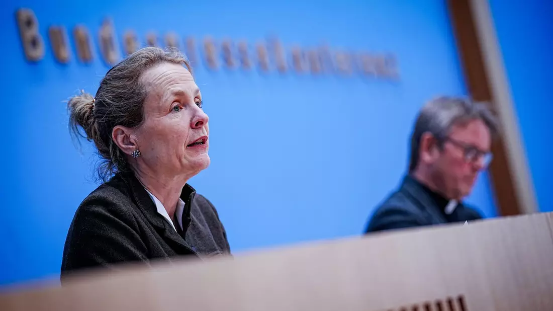 Die evangelische Prälatin Anne Gidion und der katholische Prälat Karl Jüsten verantworten die gemeinsame Stellungnahme der Kirchen. (Archivbild) - Bild: Kay Nietfeld/dpa