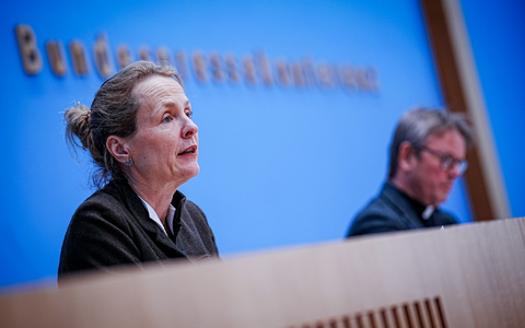 Die evangelische Prälatin Anne Gidion und der katholische Prälat Karl Jüsten verantworten die gemeinsame Stellungnahme der Kirchen. (Archivbild) - Foto: Kay Nietfeld/dpa