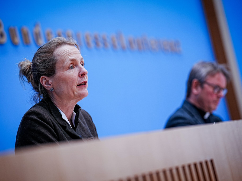 Die evangelische Prälatin Anne Gidion und der katholische Prälat Karl Jüsten verantworten die gemeinsame Stellungnahme der Kirchen. (Archivbild) - Foto: Kay Nietfeld/dpa