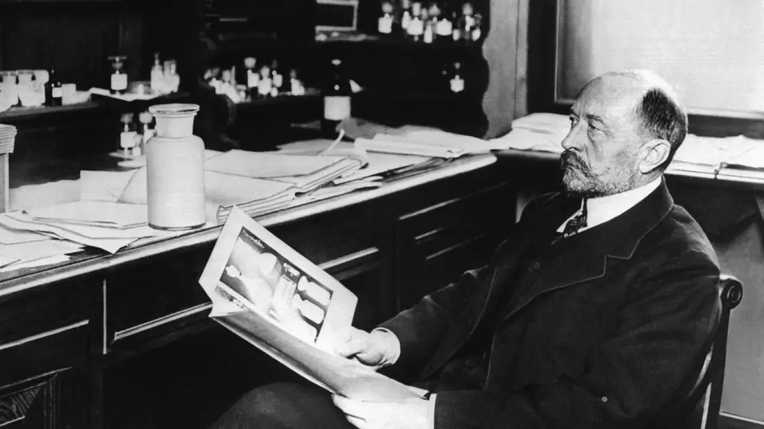 Der Bakteriologe Emil von Behring (undatierte Aufnahme) erhielt 1901 für seine Arbeit über Diphtherie den ersten Nobelpreis für Medizin. - Bild: picture-alliance / dpa