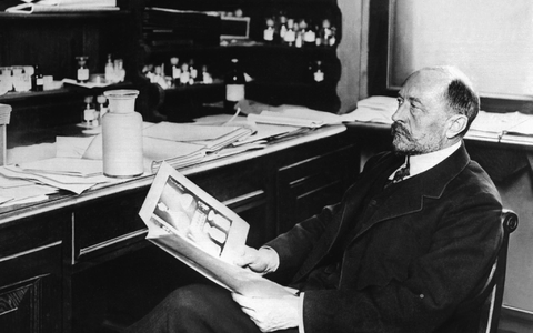 Der Bakteriologe Emil von Behring (undatierte Aufnahme) erhielt 1901 für seine Arbeit über Diphtherie den ersten Nobelpreis für Medizin. - Foto: picture-alliance / dpa