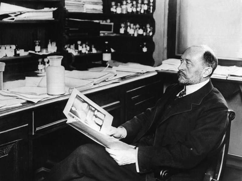 Der Bakteriologe Emil von Behring (undatierte Aufnahme) erhielt 1901 für seine Arbeit über Diphtherie den ersten Nobelpreis für Medizin. - Foto: picture-alliance / dpa