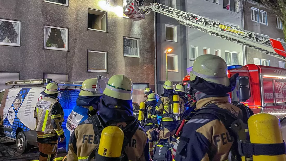FW-E: Wohnung in Vollbrand - Feuerwehr rettet zwei Personen über Drehleiter - Bild: presseportal.de