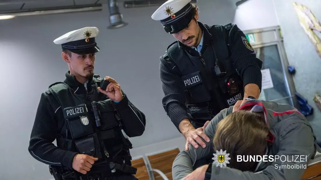 Bundespolizeidirektion München: Widerstand in der Toilettenanlage / Haftrichtervorführung nach Angriff auf Bundespolizisten - Bild: presseportal.de