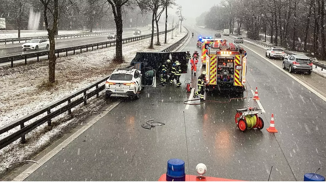 FW-M: Anhänger herrenlos auf der A 95 (Forstenrieder Park) - Bild: presseportal.de