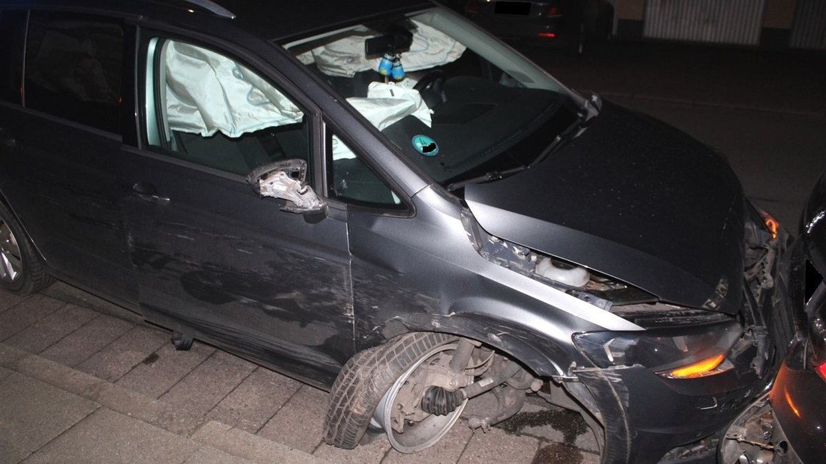 POL-MI: Sechs Autos bei Unfall beschädigt - Foto: presseportal.de