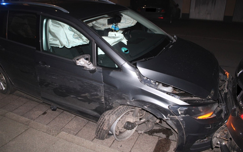 POL-MI: Sechs Autos bei Unfall beschädigt - Foto: presseportal.de