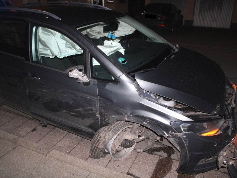 POL-MI: Sechs Autos bei Unfall beschädigt - Foto: presseportal.de