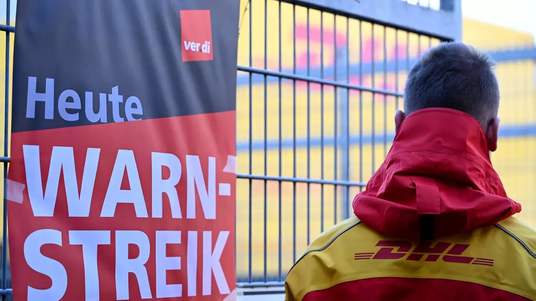 Ein Verdi-Plakat an einem Eingangstor eines DHL-Standorts - auch am Donnerstag sind vielerorts solche Hinweise zu sehen. - Bild: Wolf von Dewitz/dpa