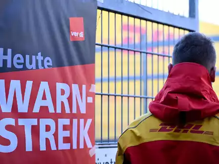 Ein Verdi-Plakat an einem Eingangstor eines DHL-Standorts - auch am Donnerstag sind vielerorts solche Hinweise zu sehen. - Foto: Wolf von Dewitz/dpa