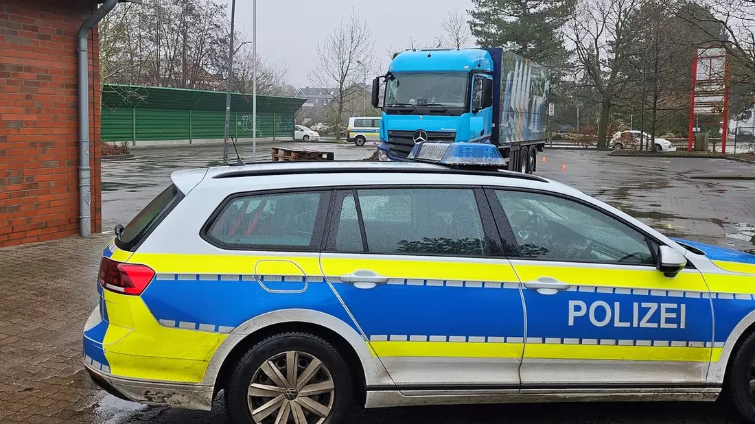POL-CUX: Tödlicher Verkehrsunfall in Cuxhaven - Seniorin wird von LKW erfasst (Foto im Anhang) - Bild: presseportal.de