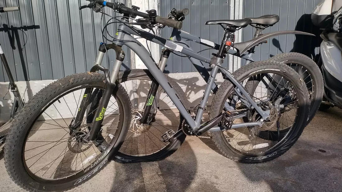 POL-DA: Bensheim: Eigentümer von sichergestellten Fahrrädern gesucht/Wer erkennt die zwei grauen Mountainbikes? - Bild: presseportal.de
