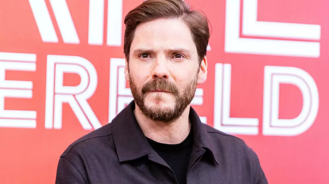 Der Schauspieler Daniel Brühl ist Unterzeichner eines offenen Briefs, der die gemeinsamen Abstimmungen der CDU mit der AfD im Bundestag als Tabubruch anprangert. (Archivbild) - Bild: Carsten Koall/dpa