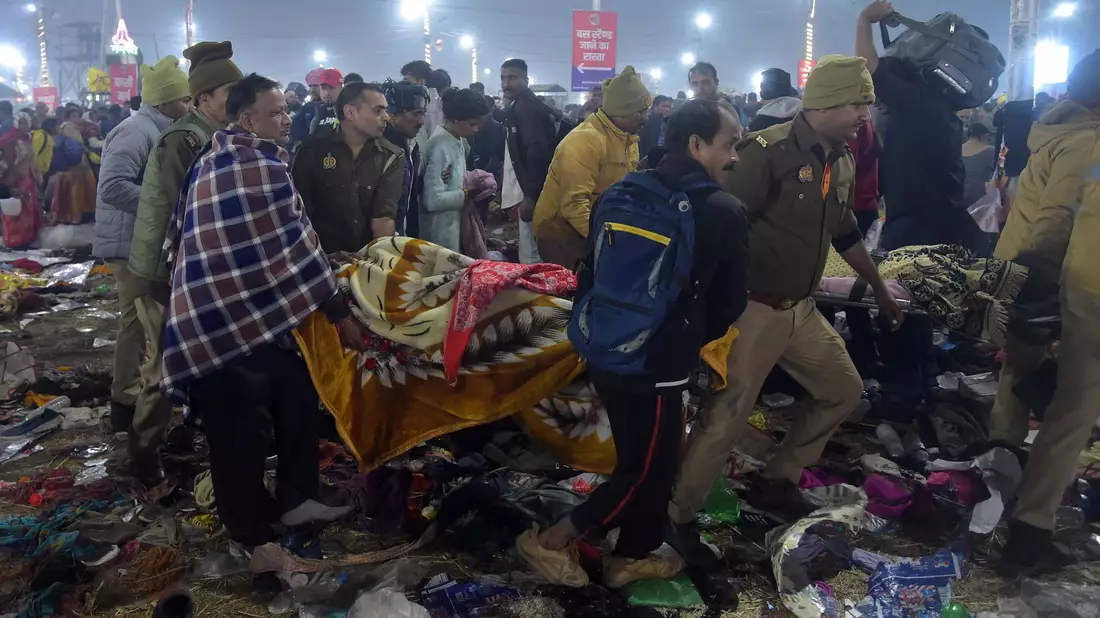 Nach einer Massenpanik tragen Helfer Opfer weg. - Bild: Str./XinHua/dpa